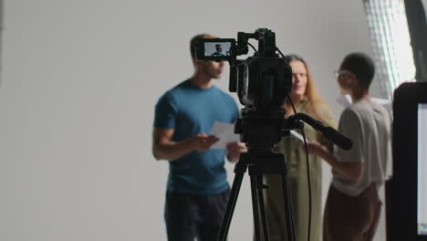 Directora-De-Cine-Hablando-Con-Actores-Masculinos-Y-Femeninos-Sosteniendo-Guiones-Ensayando-Para-Filmar-Una-Película-O-Un-Video-En-El-Estudio-5